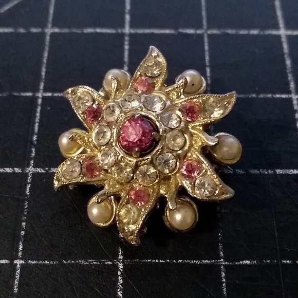 Vintage Coro Flower Brooch, Red & White Rhinestones, Pearls, Gold Toned,… - Picture 2 of 7